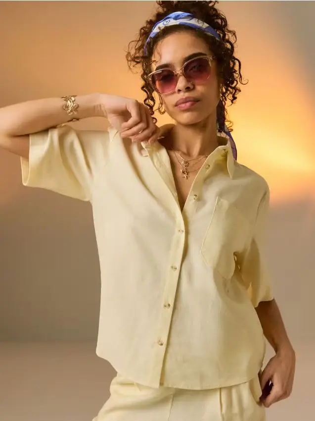 Camicia in viscosa a maniche corte con lino misto - giallo chiaro