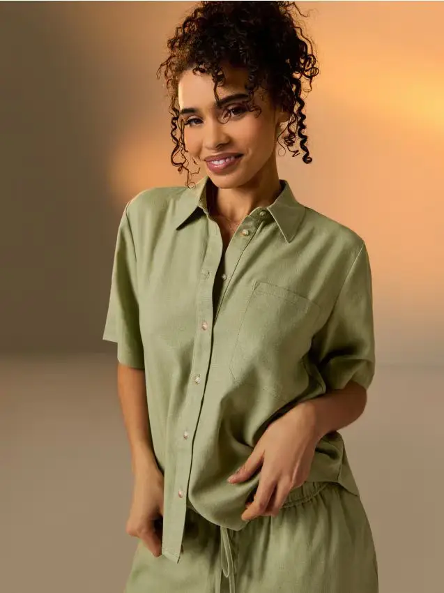 Camicia in viscosa a maniche corte con lino misto - verde pallido