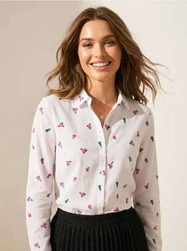 Camicia natalizia con stampa di auto, regali e alberi di Natale - bianco