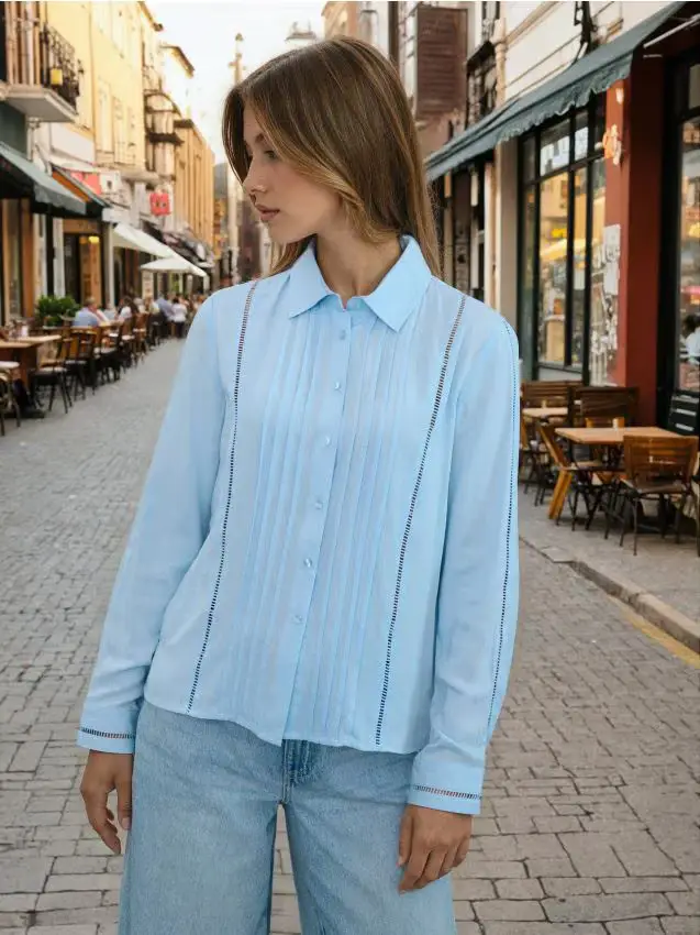 Camicia regular fit in viscosa con inserti traforati - blu pallido