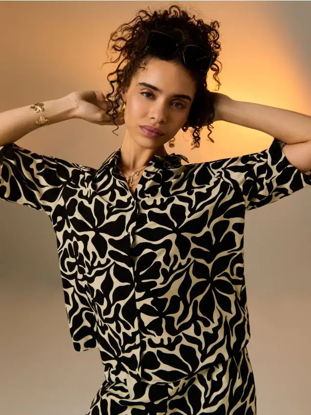 Camicia regular fit in viscosa con maniche corte - nero