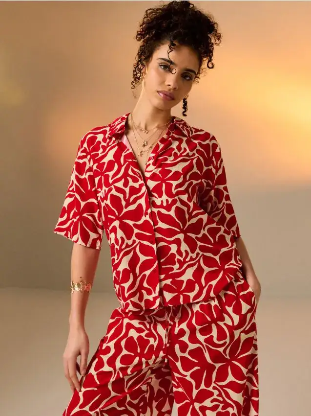 Camicia regular fit in viscosa con maniche corte - rosso