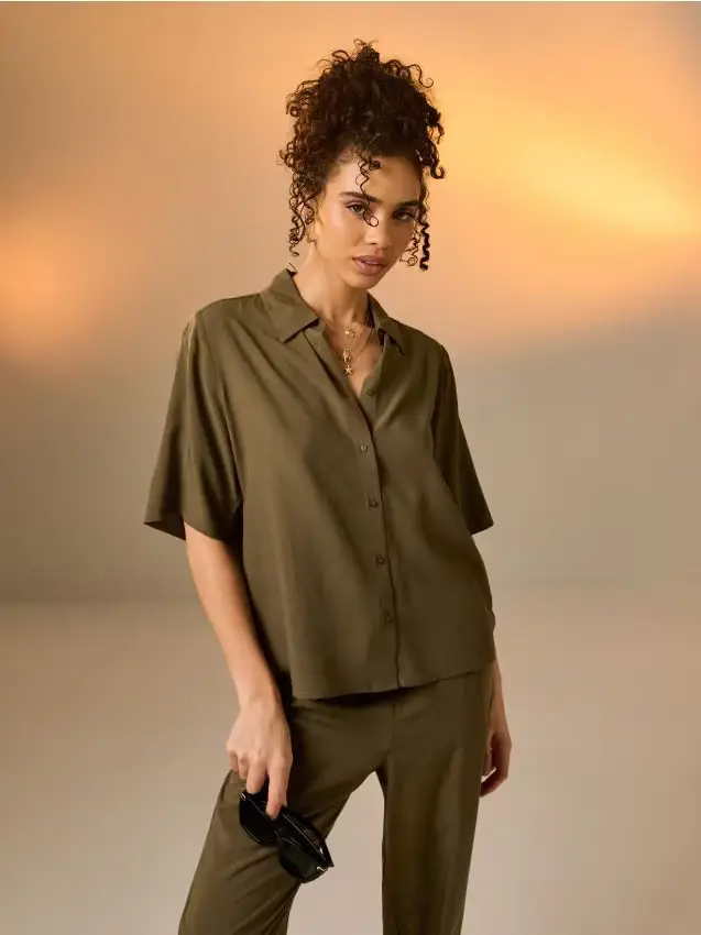 Camicia regular fit in viscosa con maniche corte - verde scuro