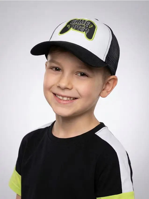 Cappellino con visiera e ricamo - nero