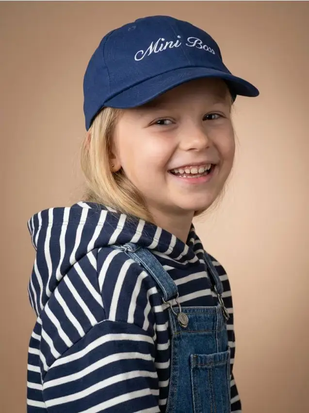 Cappellino con visiera e scritta ricamata - blu scuro