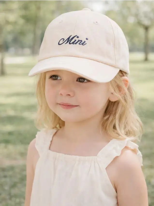 Cappellino con visiera e scritta ricamata - nude