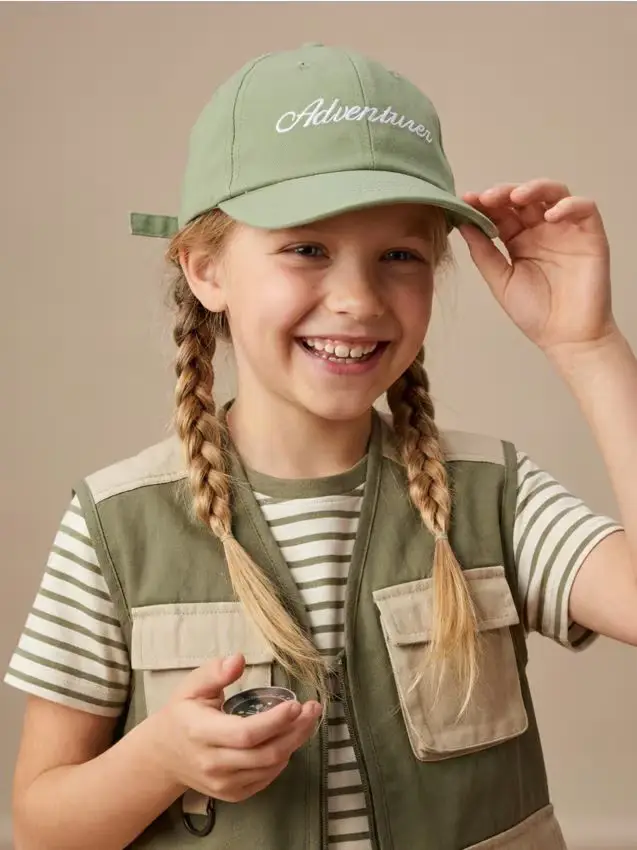 Cappellino con visiera e scritta ricamata - verde