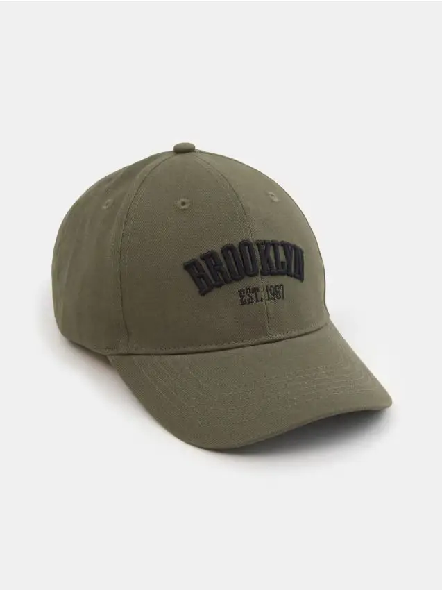 Cappellino con visiera in cotone con ricamo - verde oliva chiaro