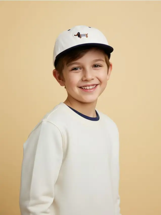 Cappellino in cotone con visiera e motivo cane ricamato - panna