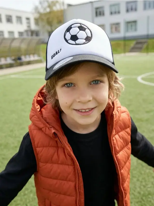Cappello di cotone con ricamo calcistico - nero