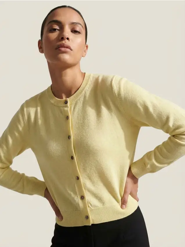Cardigan classico con bottoni - giallo chiaro