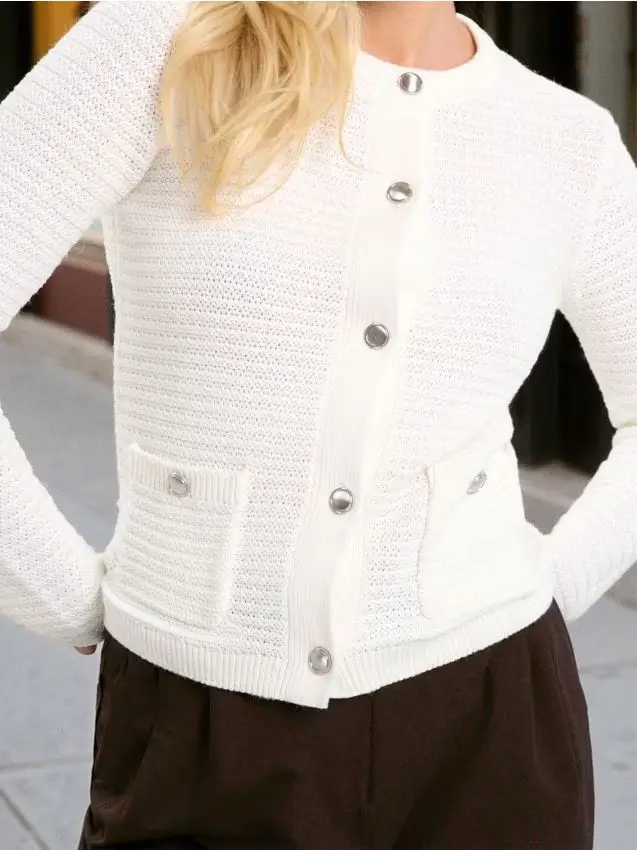 Cardigan con bottoni decorativi - panna