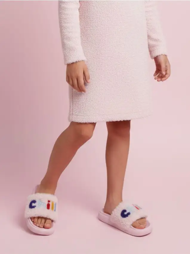 Ciabatte con pelliccia sintetica e ricamo colorato - rosa