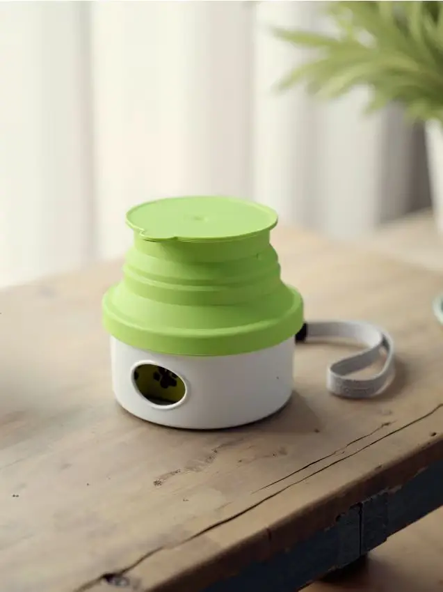 Ciotola da viaggio pieghevole per cani con supporto per sacchetti di escrementi - verde pallido