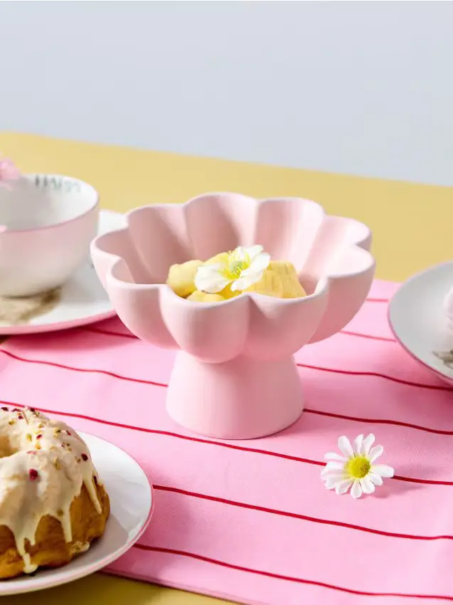 Ciotola decorativa in ceramica su piedistallo - rosa pastello