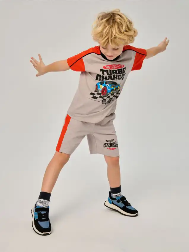 Completo t-shirt e pantaloncini Hot Wheels - grigio chiaro