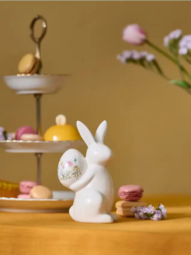 Coniglietto decorativo pasquale con uovo a motivo floreale - bianco