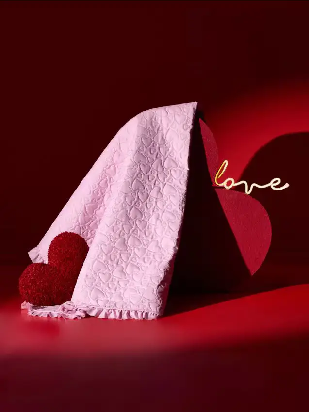 Copriletto con motivo a cuori e balza - rosa pastello