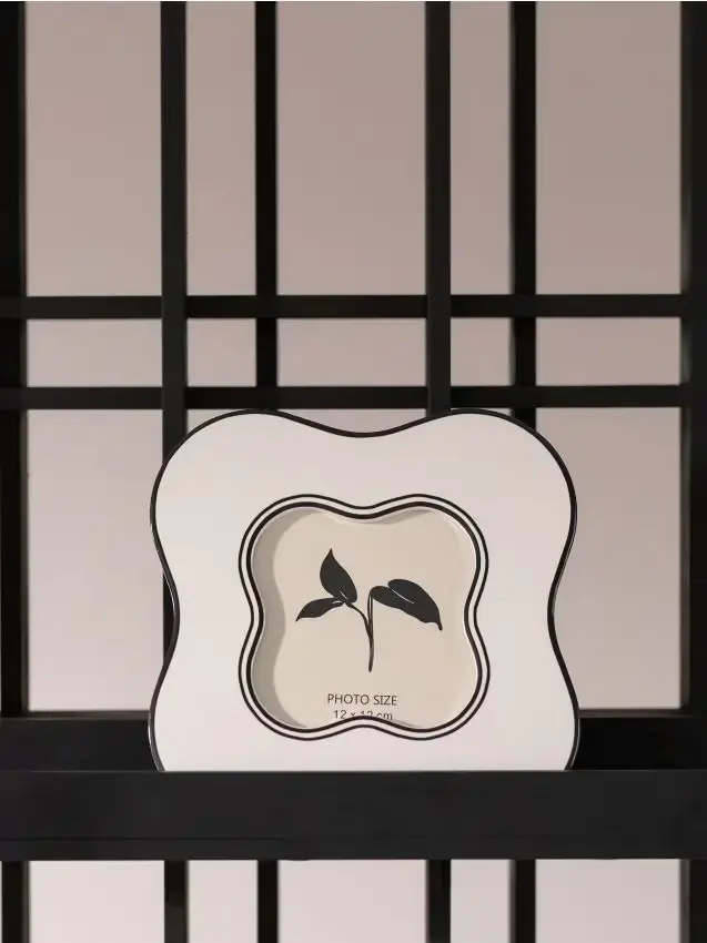 Cornice decorativa di forma insolita - panna