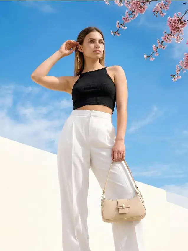 Crop top con spalline sottili - nero