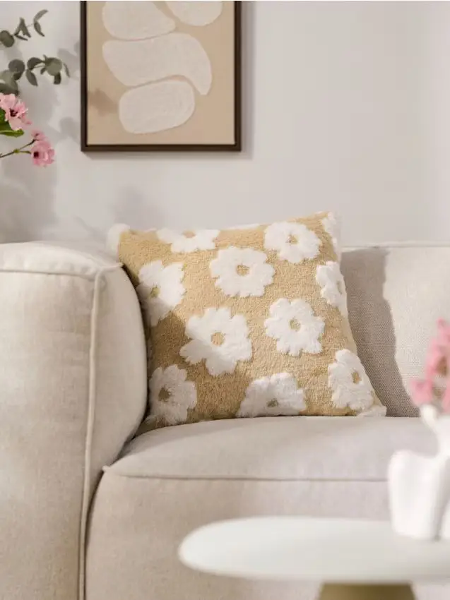 Cuscino in pelliccia sintetica con motivo floreale - beige