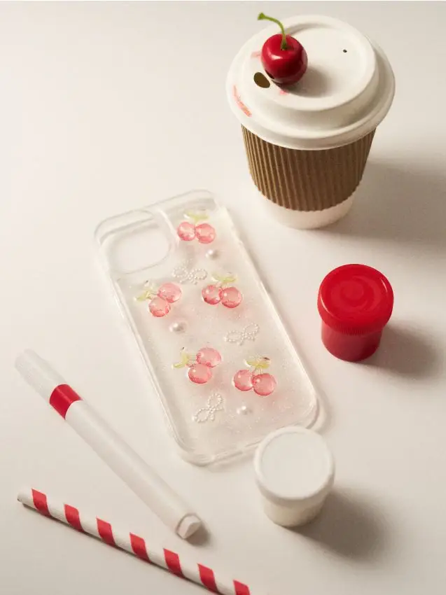 Custodia per iPhone 15 con motivo di ciliegie e fiocchi - rosso