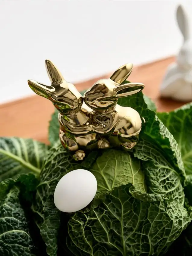 Decorazione pasquale da appoggio a forma di conigli che si abbracciano - oro