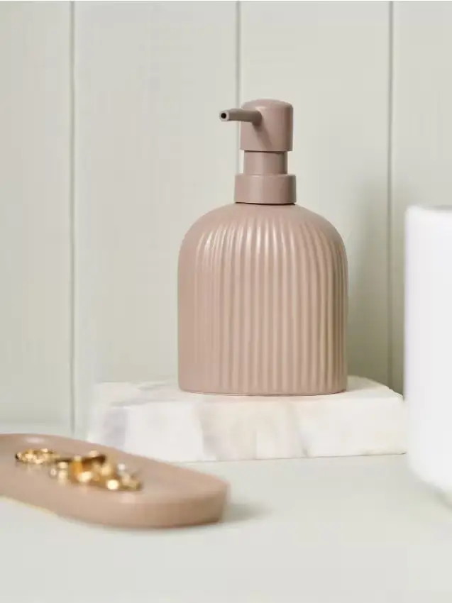 Dosatore di sapone in ceramica con superficie scanalata - caffè Caffè