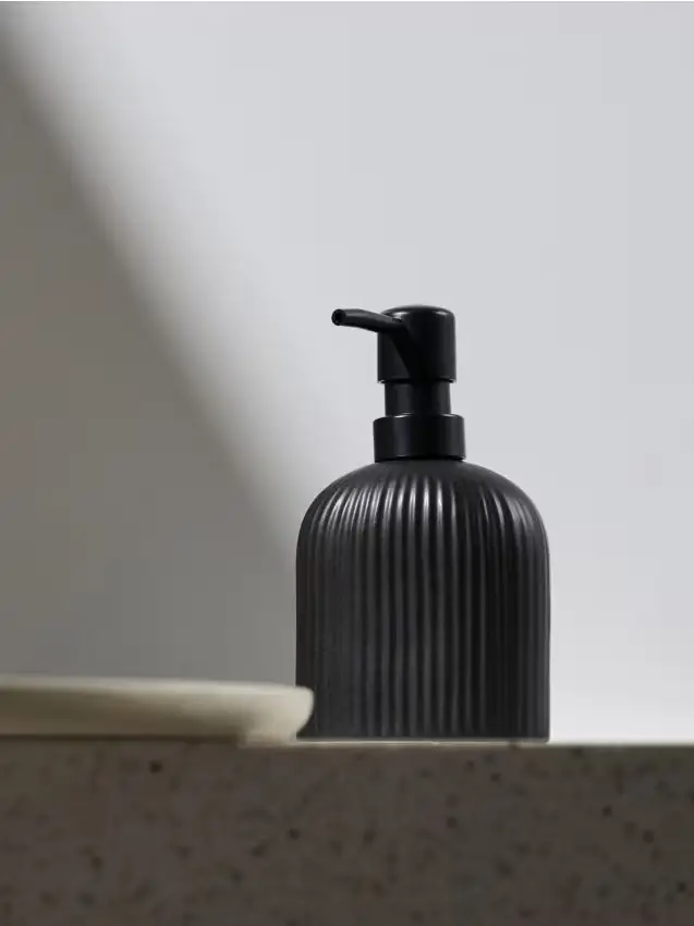 Dosatore di sapone in ceramica con superficie scanalata - nero