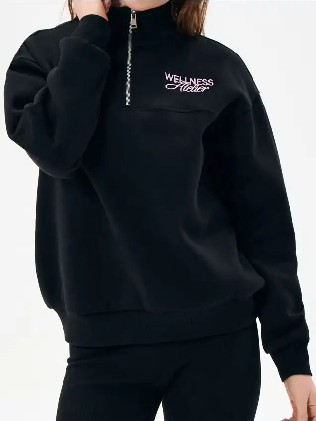 Felpa con cappuccio con slogan ricamato - nero