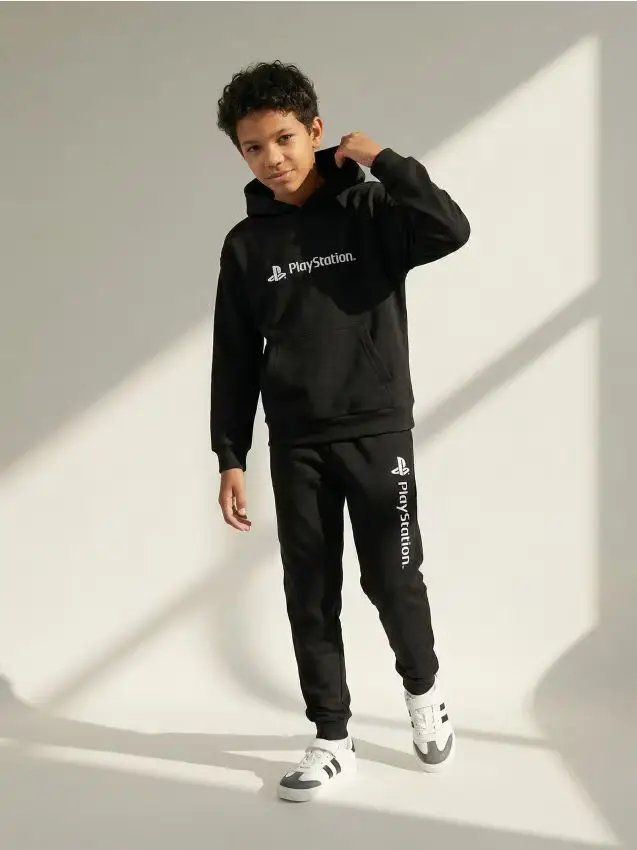 Felpa con cappuccio e stampa sul retro - nero