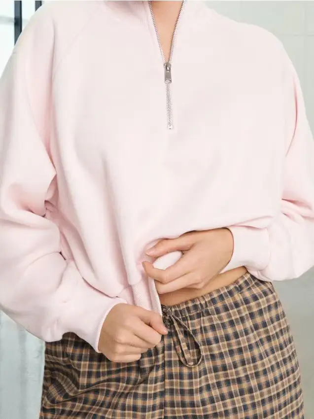 Felpa con collo rialzato - rosa pastello