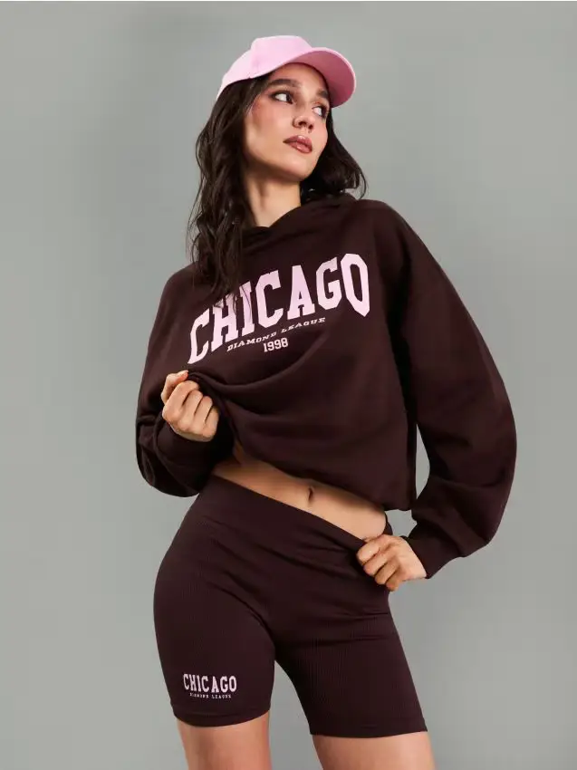 Felpa in cotone con cappuccio e stampa "Chicago" - marrone scuro