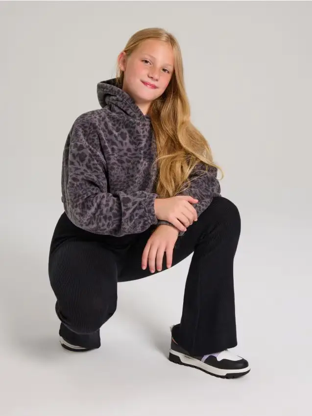 Felpa in pile con cappuccio e stampa leopardata - grigio medio