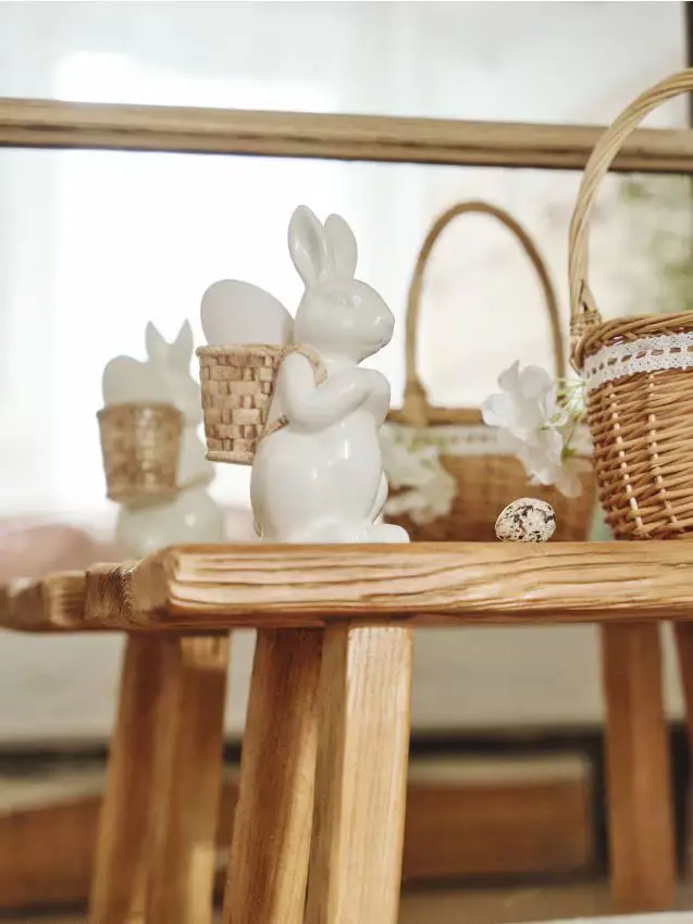 Figura pasquale in ceramica a forma di coniglio con cestino - bianco