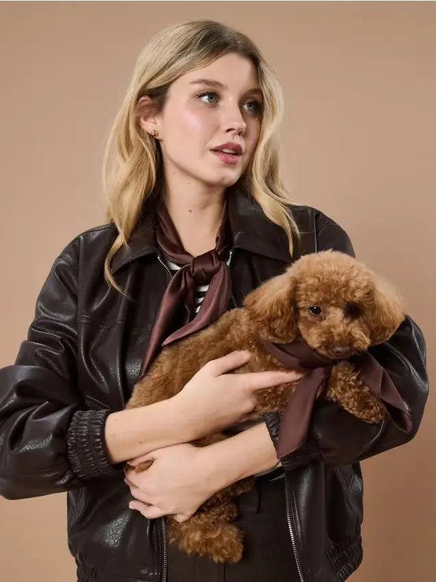 Foulard con finitura satinata - marrone scuro