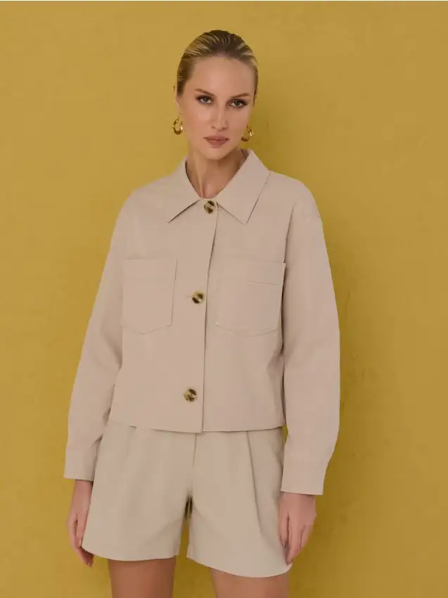 Giacca corta stile camicia con tasche - beige