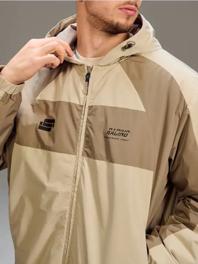 Giacca impermeabile color block con cappuccio - panna