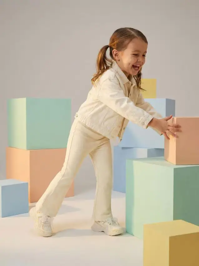 Giacca in denim con motivo floreale ricamato - panna