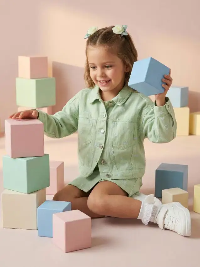 Giacca in denim con motivo floreale ricamato - tTurchese