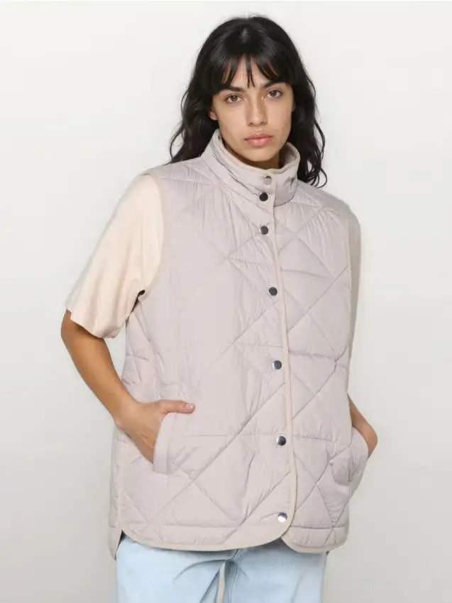 Gilet trapuntato con collo alto - beige