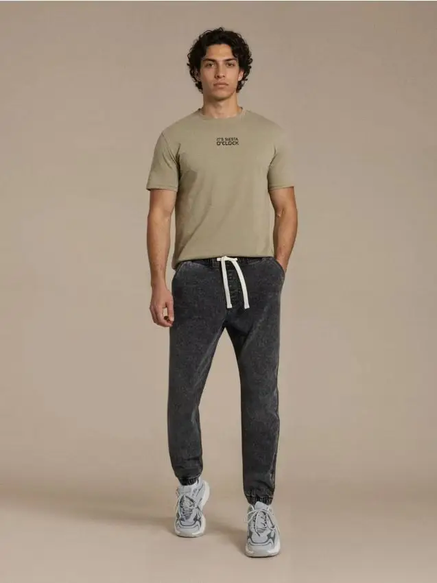 Jeans jogger con effetto lavato - grigio