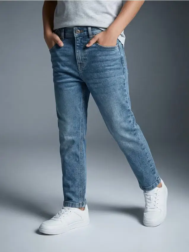Jeans slim con effetto slavato - blu