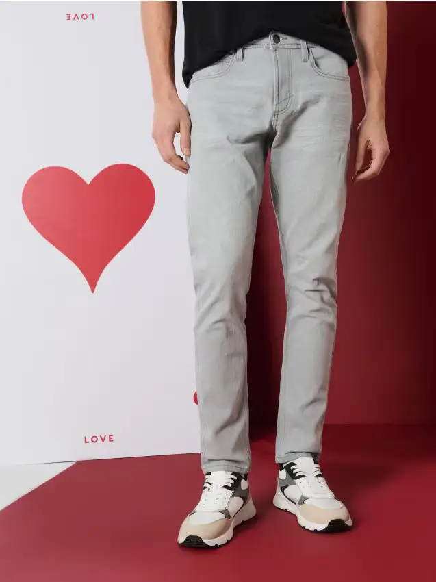 Jeans slim con effetto slavato - nude