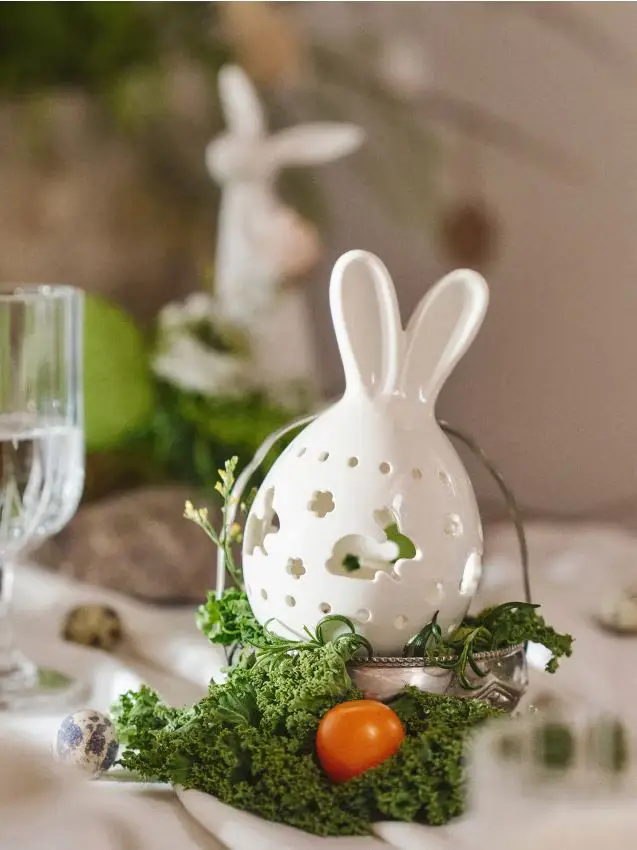 Lampada LED pasquale a forma di uovo con motivo di coniglio - bianco