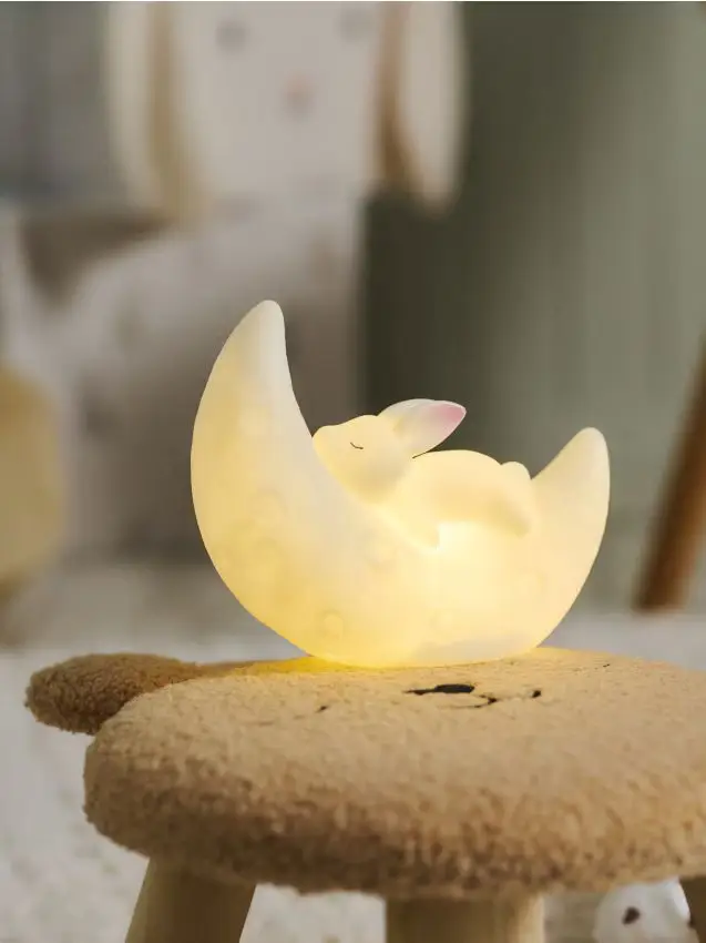 Lampada notturna con motivo di coniglietto addormentato - bianco