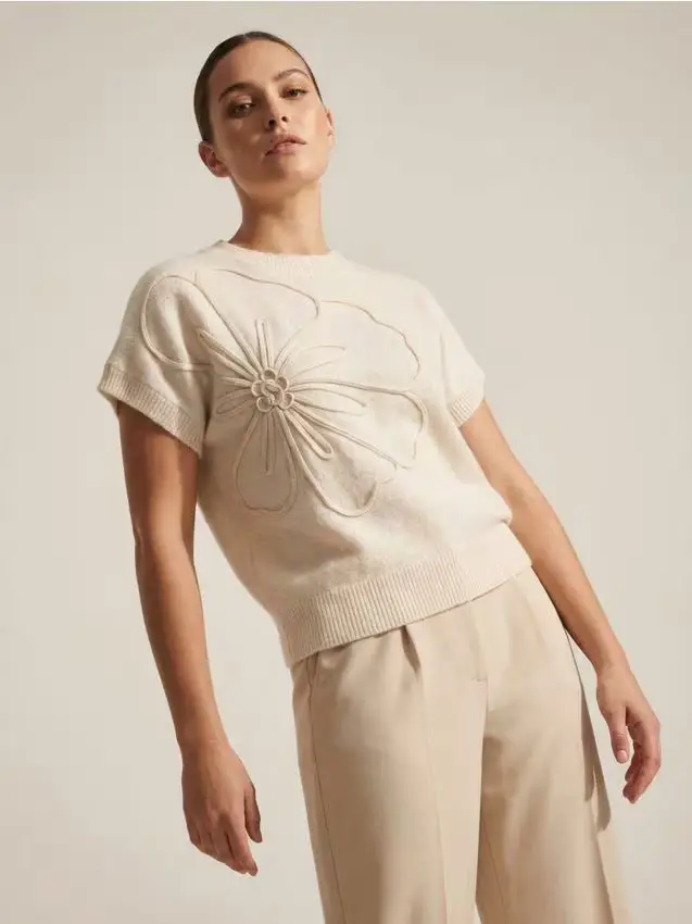 Maglia senza maniche con fiore in rilievo - bianco