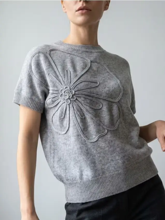 Maglia senza maniche con fiore in rilievo - grigio chiaro