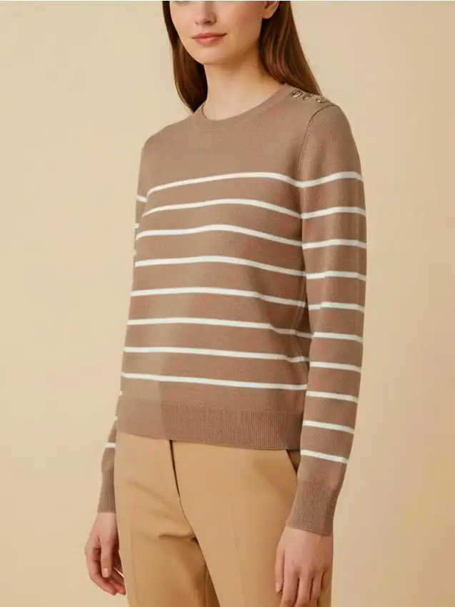 Maglione a righe con bottoni decorativi sulle spalle - beige