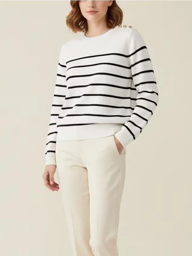Maglione a righe con bottoni decorativi sulle spalle - bianco